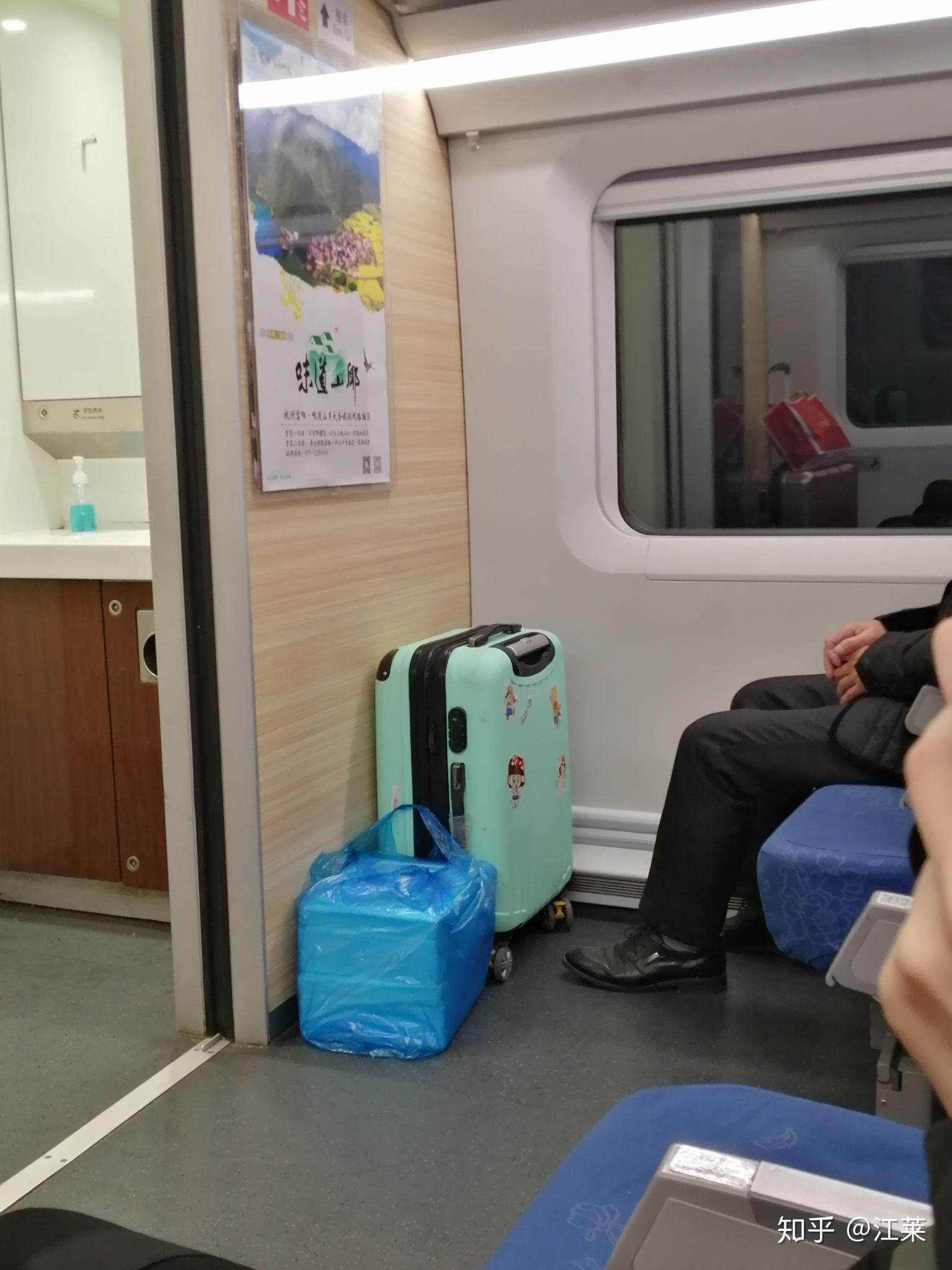 高速动车二等座第一排有小桌板吗