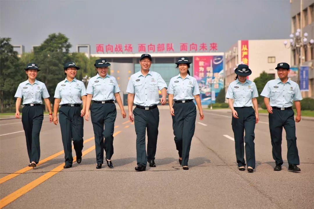 文职人员穿上新制服快来围观