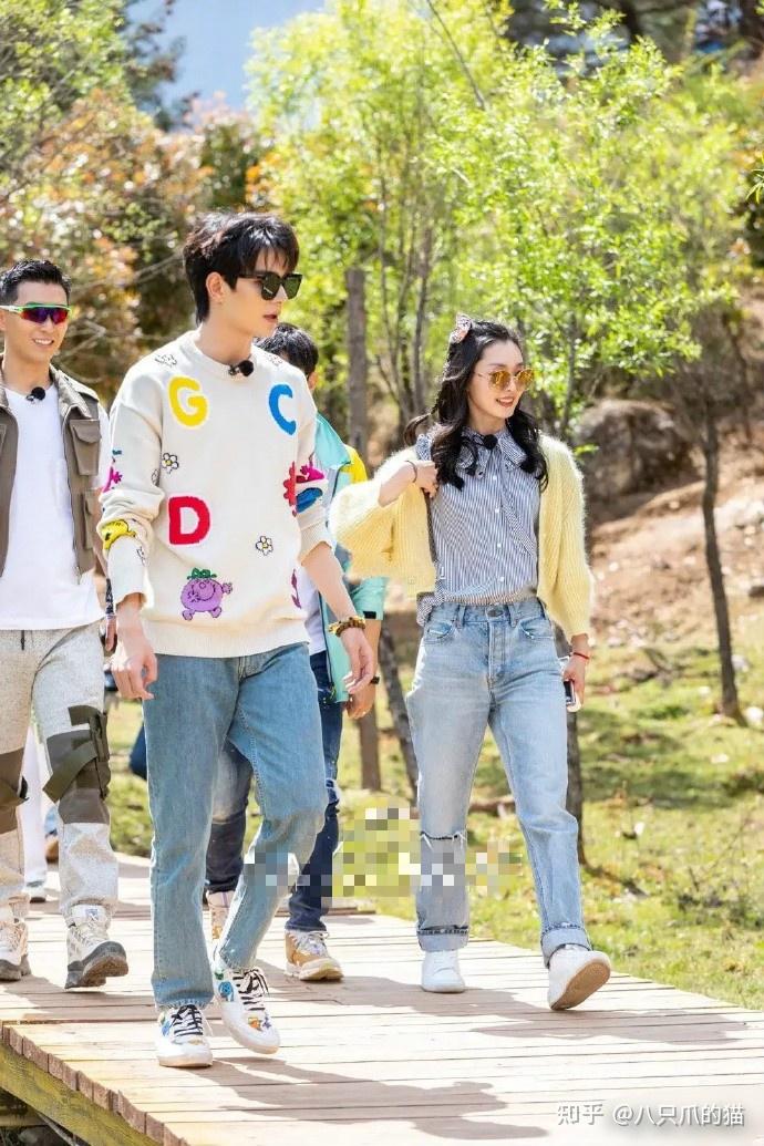 宋轶录综艺被偶遇针织开衫里面套衬衣也不显臃肿瘦就是任性