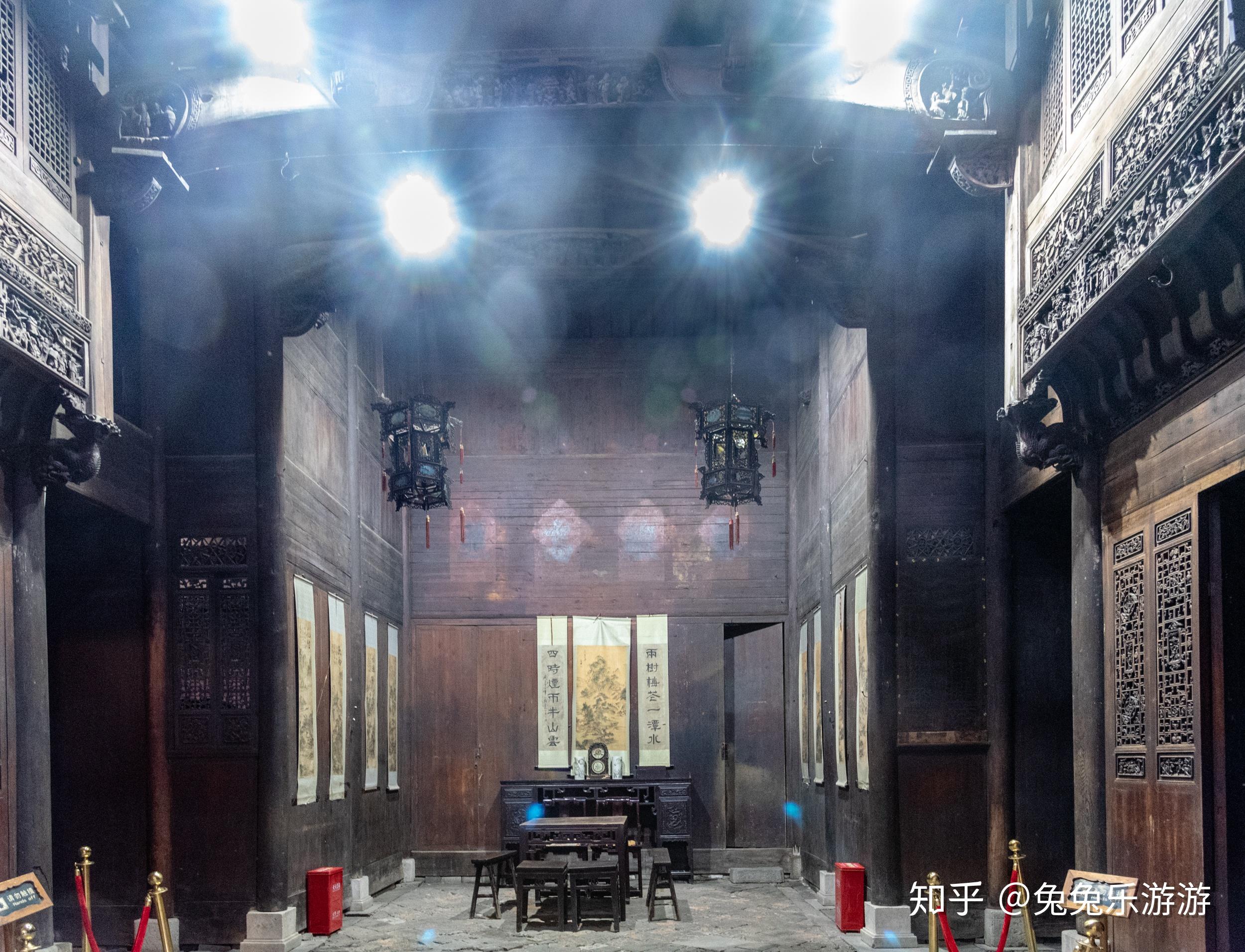 狮冈胜览内部天井厢房厢房外的木雕除了这两间古屋,古镇里还有展现