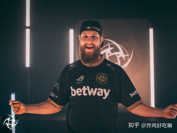 csgo已经玩了1500小时了一直打狙想换枪皮王子和渐变之色怎么选