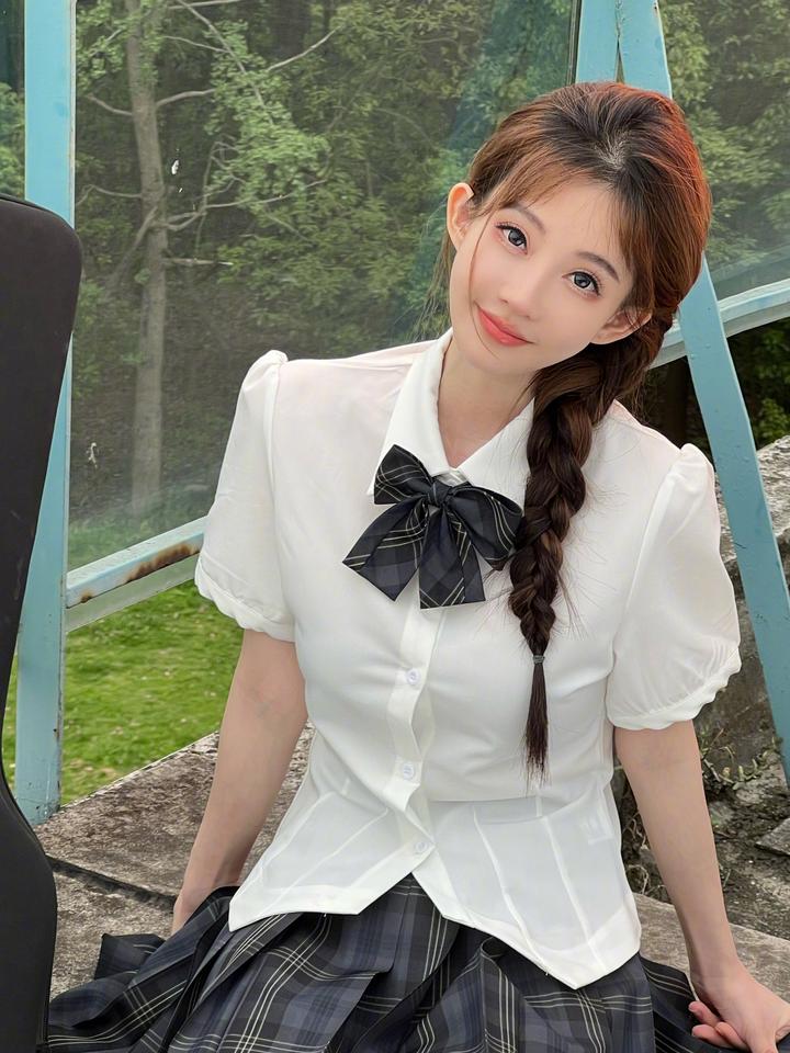 冯提莫青春感图集,白衬衫格子短裙,娇俏甜美清纯可人