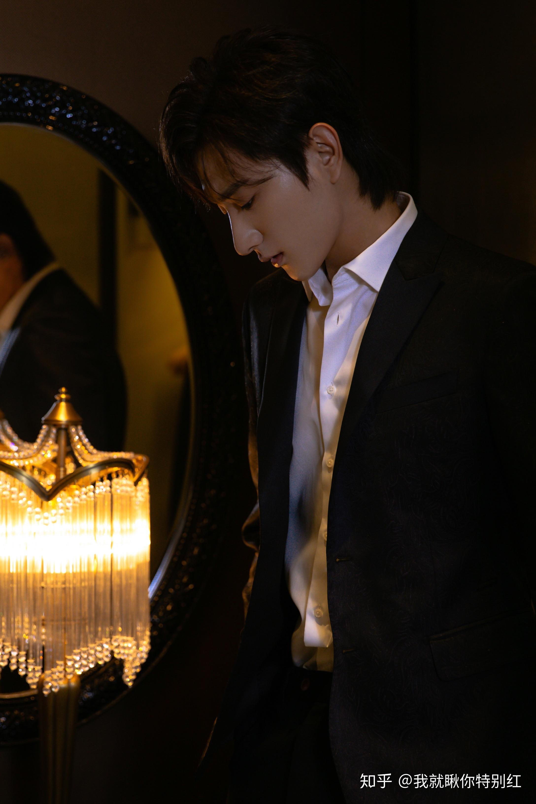 活动中,于小彤身着黑色刺绣西装站在熠熠灯光下,宛若"黑衣骑士"般温文