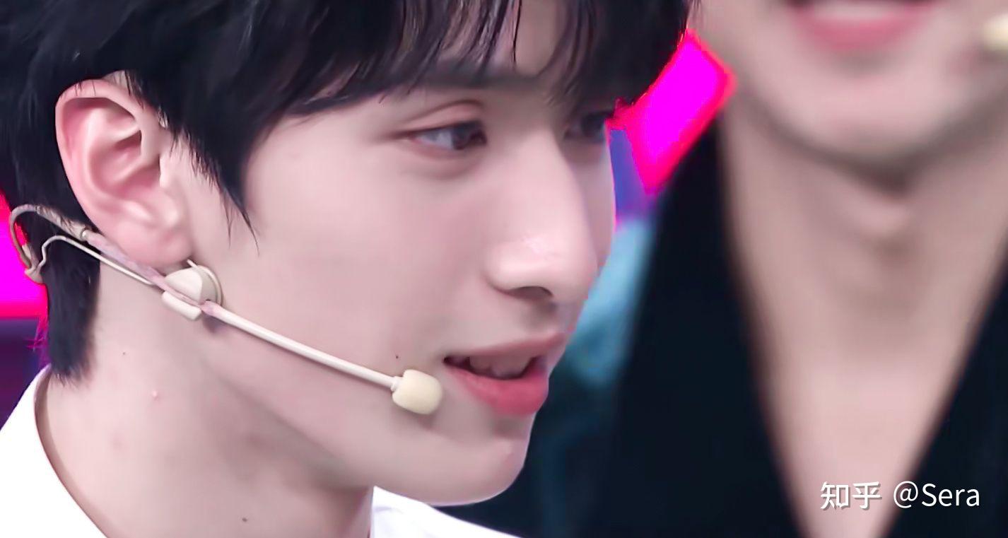 严浩翔笑起来跟别人不一样,但我说不出来那种感觉,有大神可以分析一下