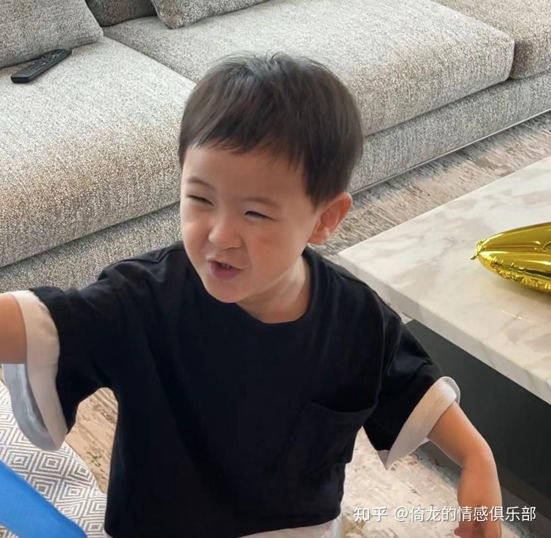 沈腾3岁儿子正面照曝光豪宅整排落地窗显奢华妻子备孕生虎妞