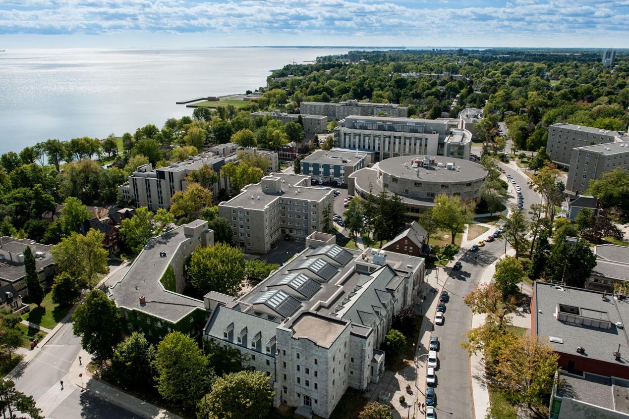 就读于加拿大 queens university(女王大学/女皇大学/皇后大学)是一