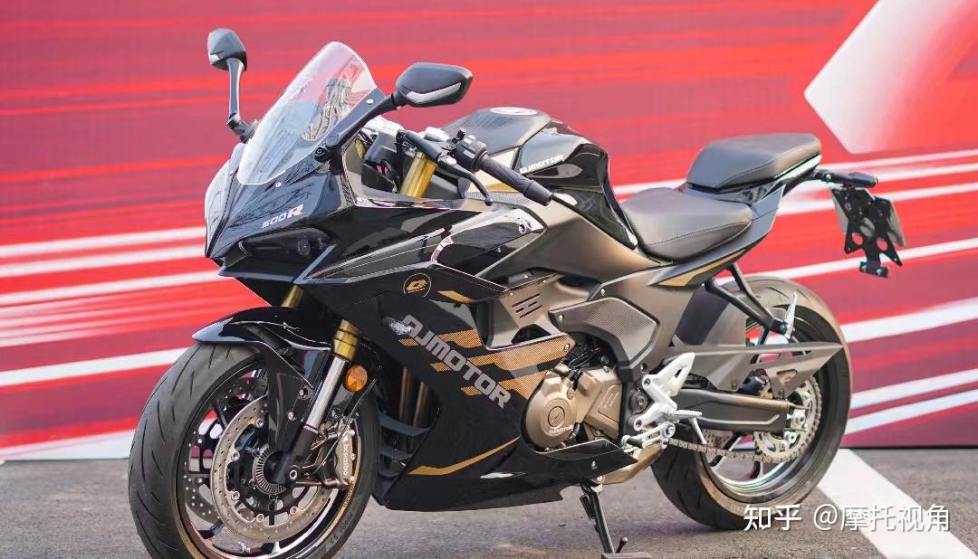 不同类型的车型配置也有所区别,仿赛需要的系列配置可以说赛550s基本