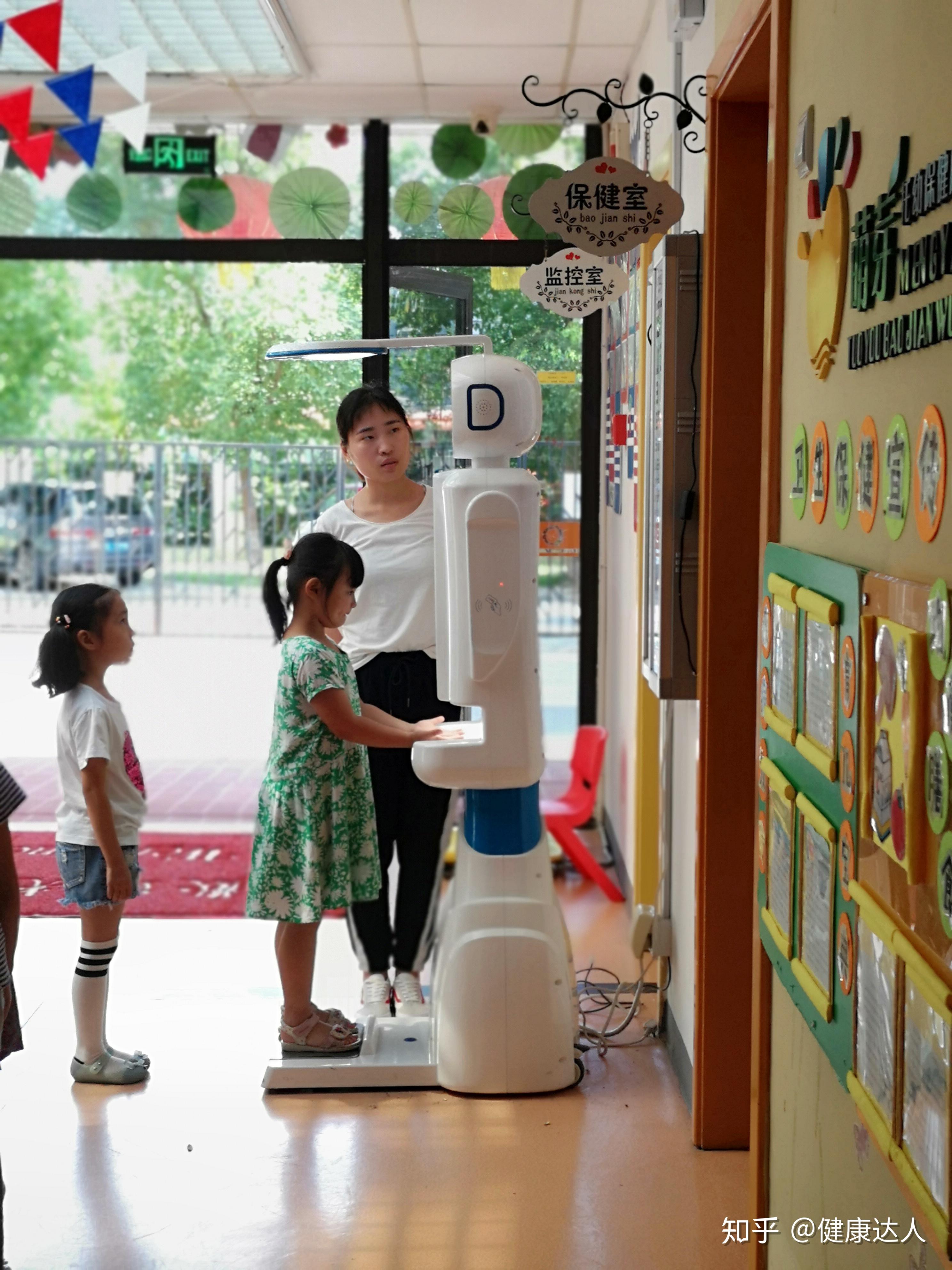 徐州市一幼儿园引进智能晨检机器人加强校园健康防护 - 哔哩哔哩