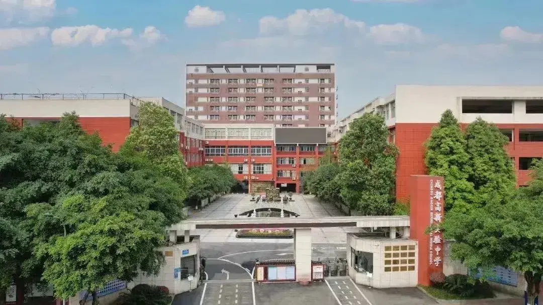 为美国肯德艺术设计学院及爱尔兰都柏林理工学院(爱尔兰都柏林工业