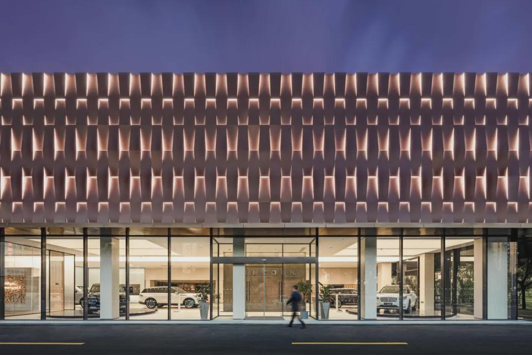 还没走进4s店内,车叔就被其外部设计所吸引,北京福瑞全新林肯之道体验