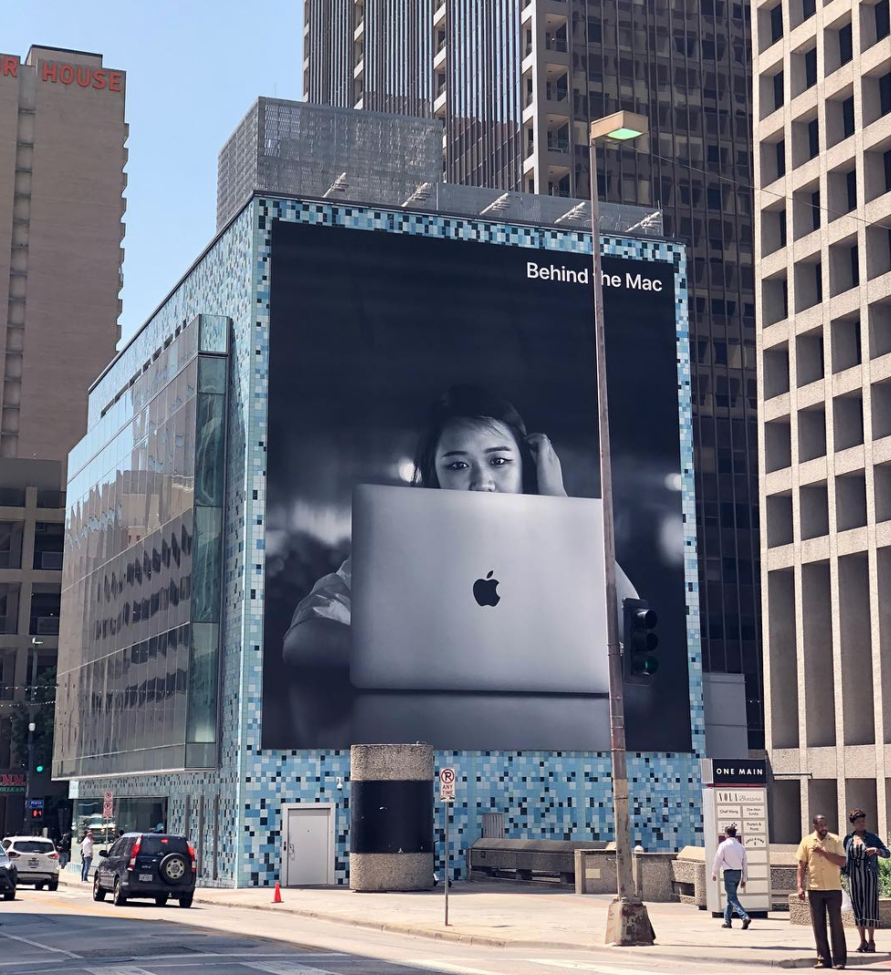 这系列广告一度引起网友热议,甚至还有不少人效仿一人一桌一台macbook