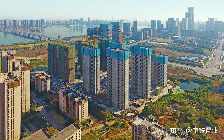 长沙市岳麓区潇湘北路,毗邻地铁4号线福元大桥西出站口,东临湘江滨江