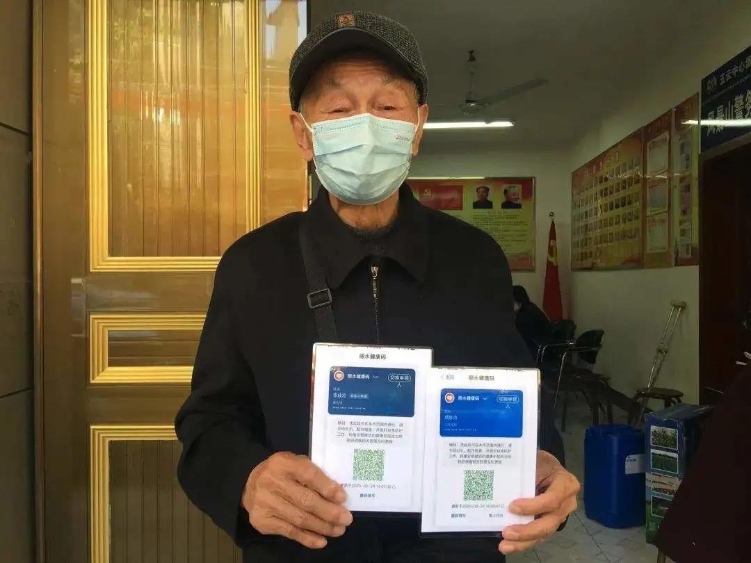 8月17日,黑龙江哈尔滨,一位白发老人乘公交车疑因没有手机无法扫码