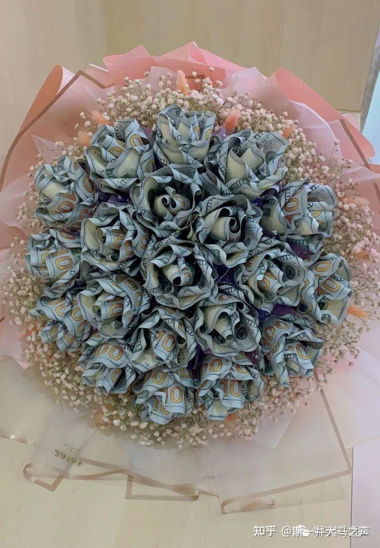 "这名顾客是选择用5张钞票折成一朵花,合计成20朵玫瑰花,寓意520我爱