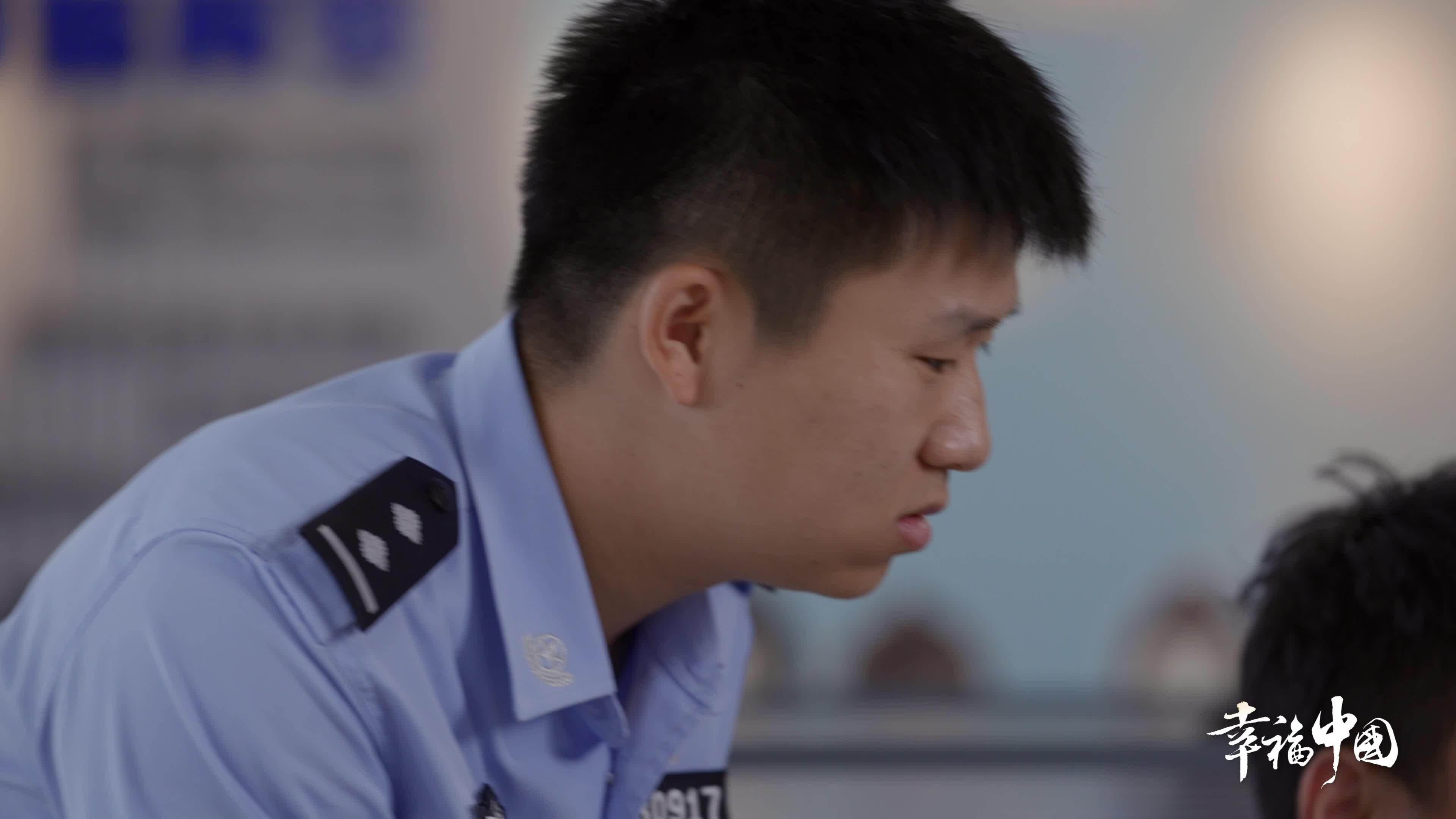 这十年幸福中国孝警阿特雷霆行动打击黑网吧保护青少年