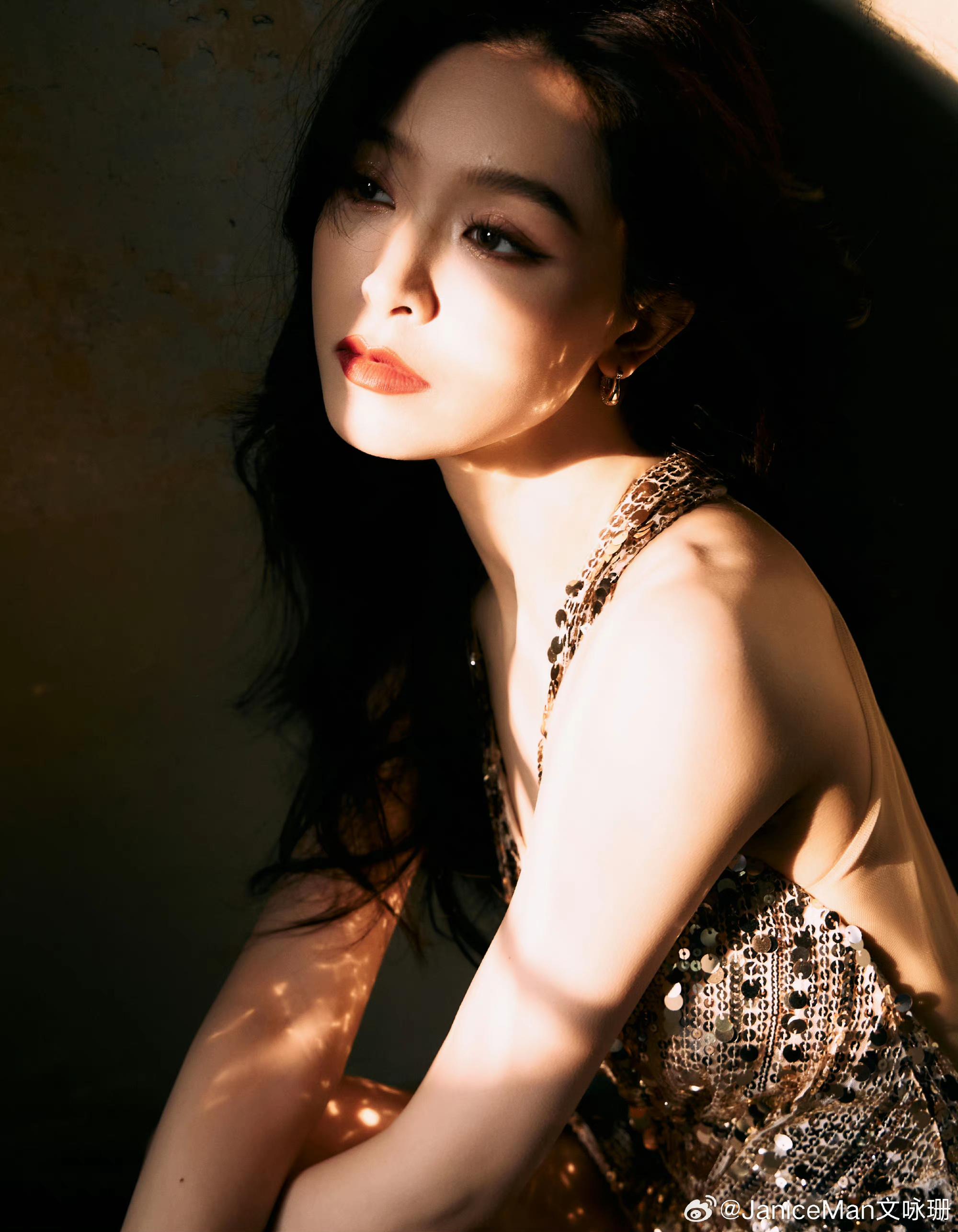 文咏珊美照大放送,闪闪发光的妩媚,鎏金亮片露背礼服裙绝美! - 知乎