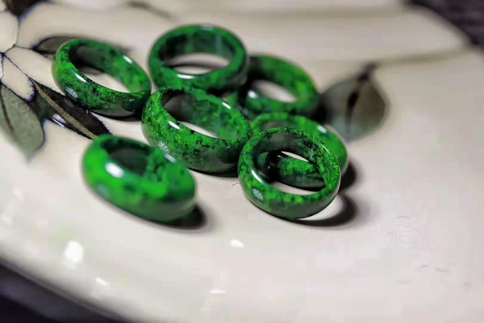 假虬角因为材质和制作的关系,会有一股较为刺鼻的味道,比较难闻.