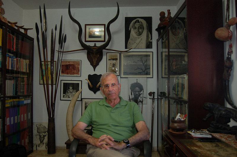 摩萨德特工,再早一点,他曾服役于沙龙领导的以色列特种部队,101以及