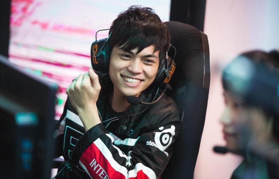 在官方宣传片中,身穿2016edg夏季赛队服的mouse笑着站在镜头前,对观众