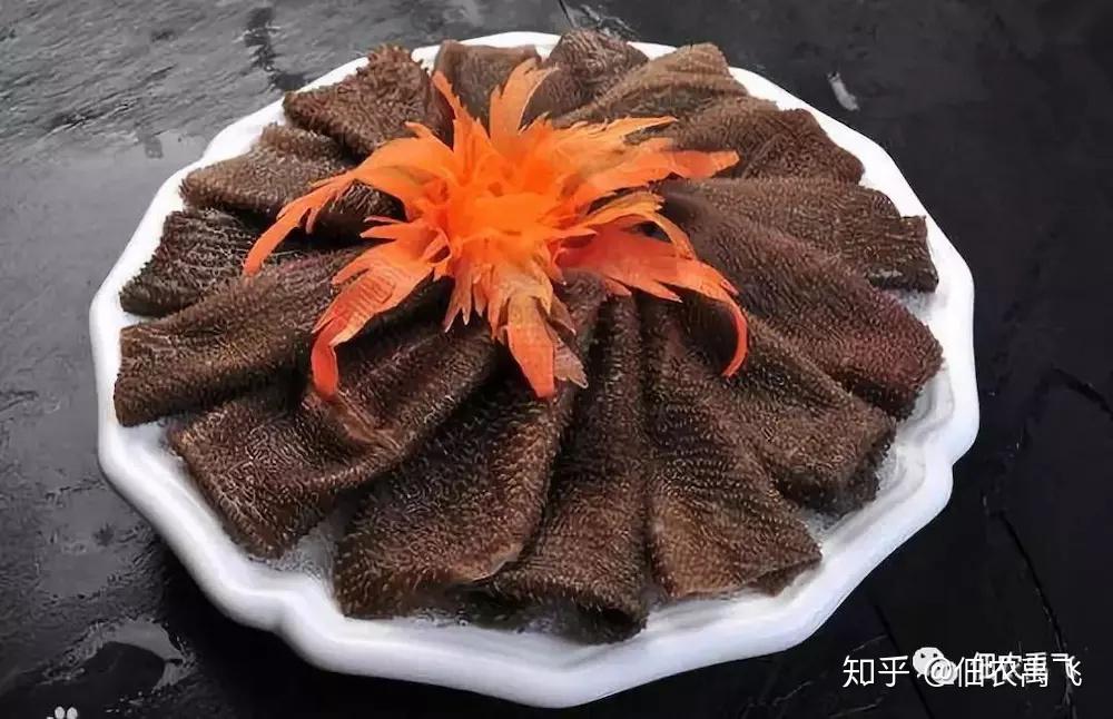 说完锅我们来说装菜,传统老火锅儿的装菜方式,都是一个土碗乃至于洋瓷