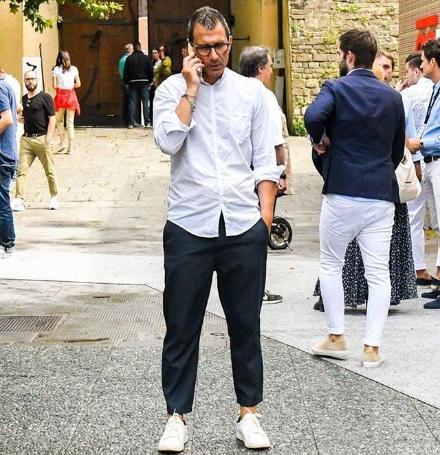 西裤 运动鞋 衬衫的造型优雅文艺.