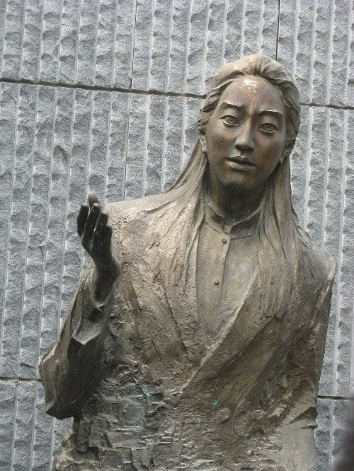 张纯如铁证如山证明南京大屠杀的女孩不堪威胁而自杀身亡