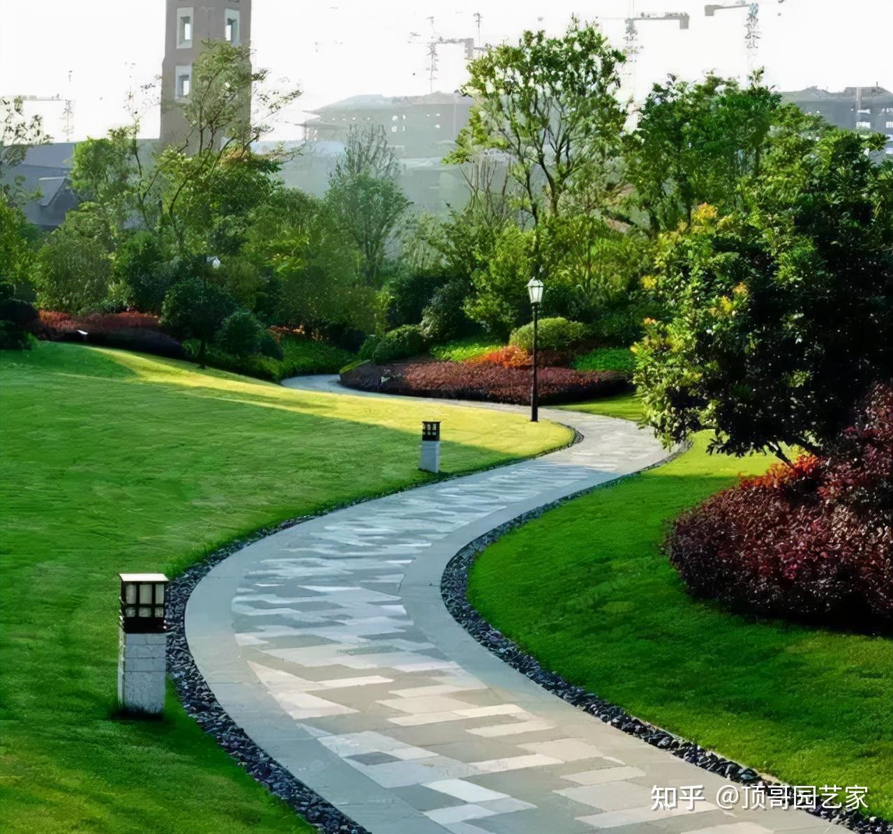 用不锈钢给园路收边,也是可以达到非常不错的效果.