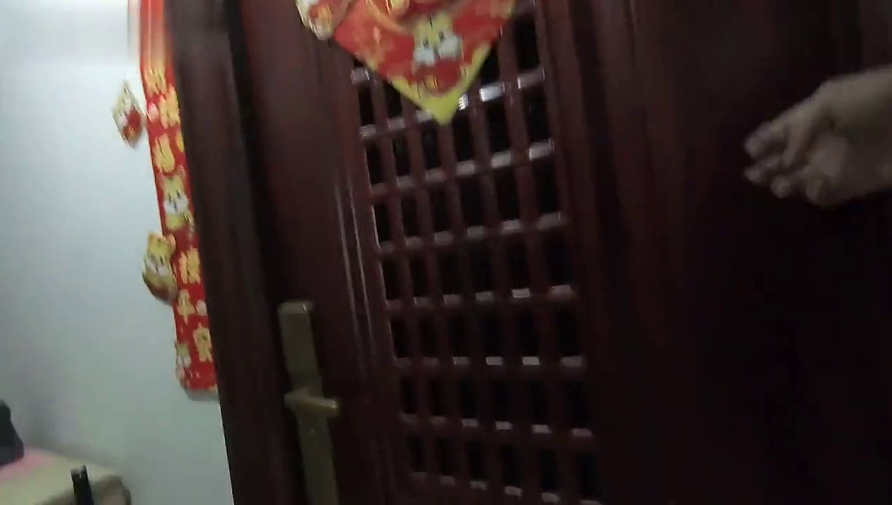 客户打算自己安装电视机,忙活了半天也没装上,钻头都发烧磨平了