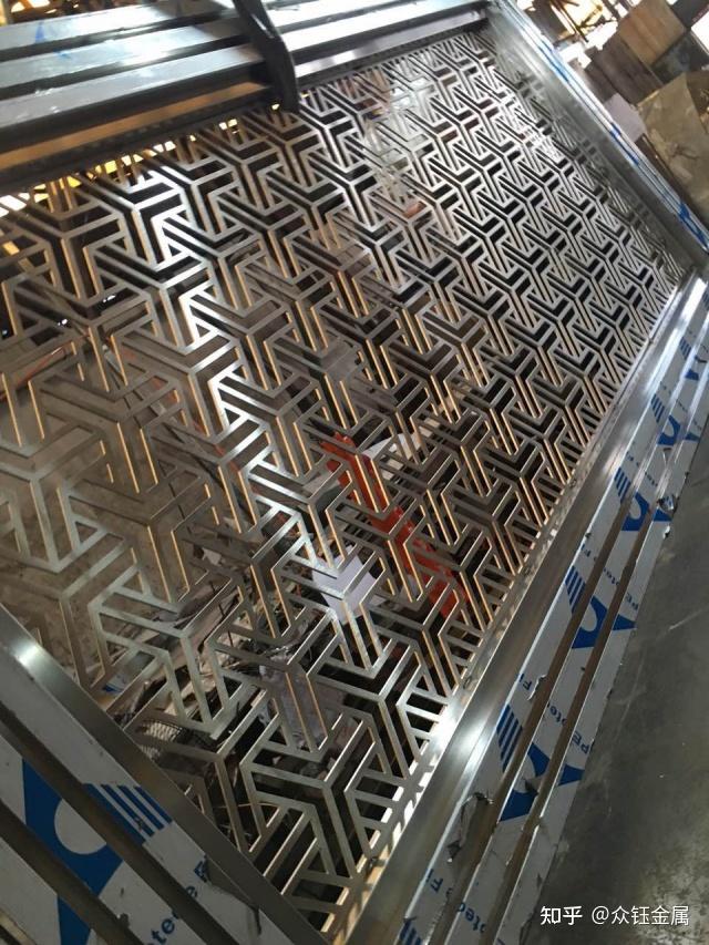 不锈钢板镂空屏风工艺是在不锈钢板上直接激光切割镂空花纹或花格
