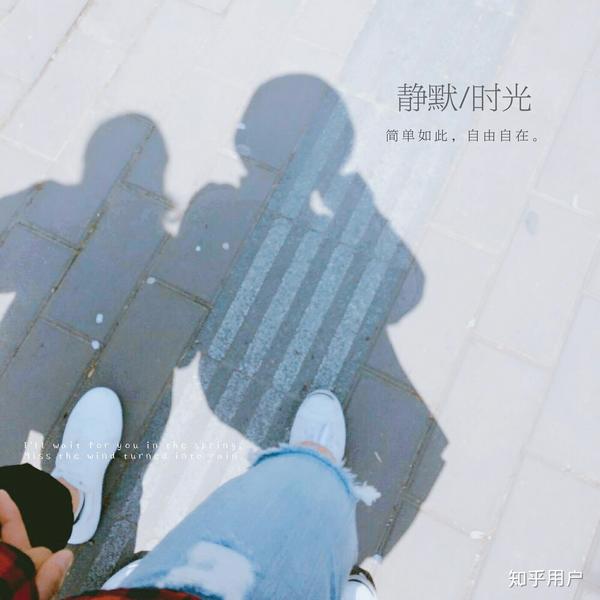 清明节时,第一次一起去南京,在鸡鸣寺,她偷偷拍下了我们一起牵手走路