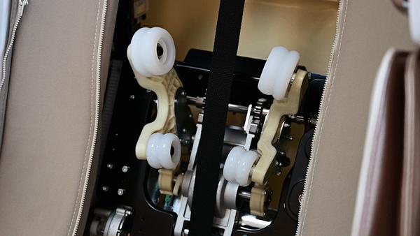 而且机芯采用的是荣泰自主研发的第三代3d按摩机芯,能从上下,左右