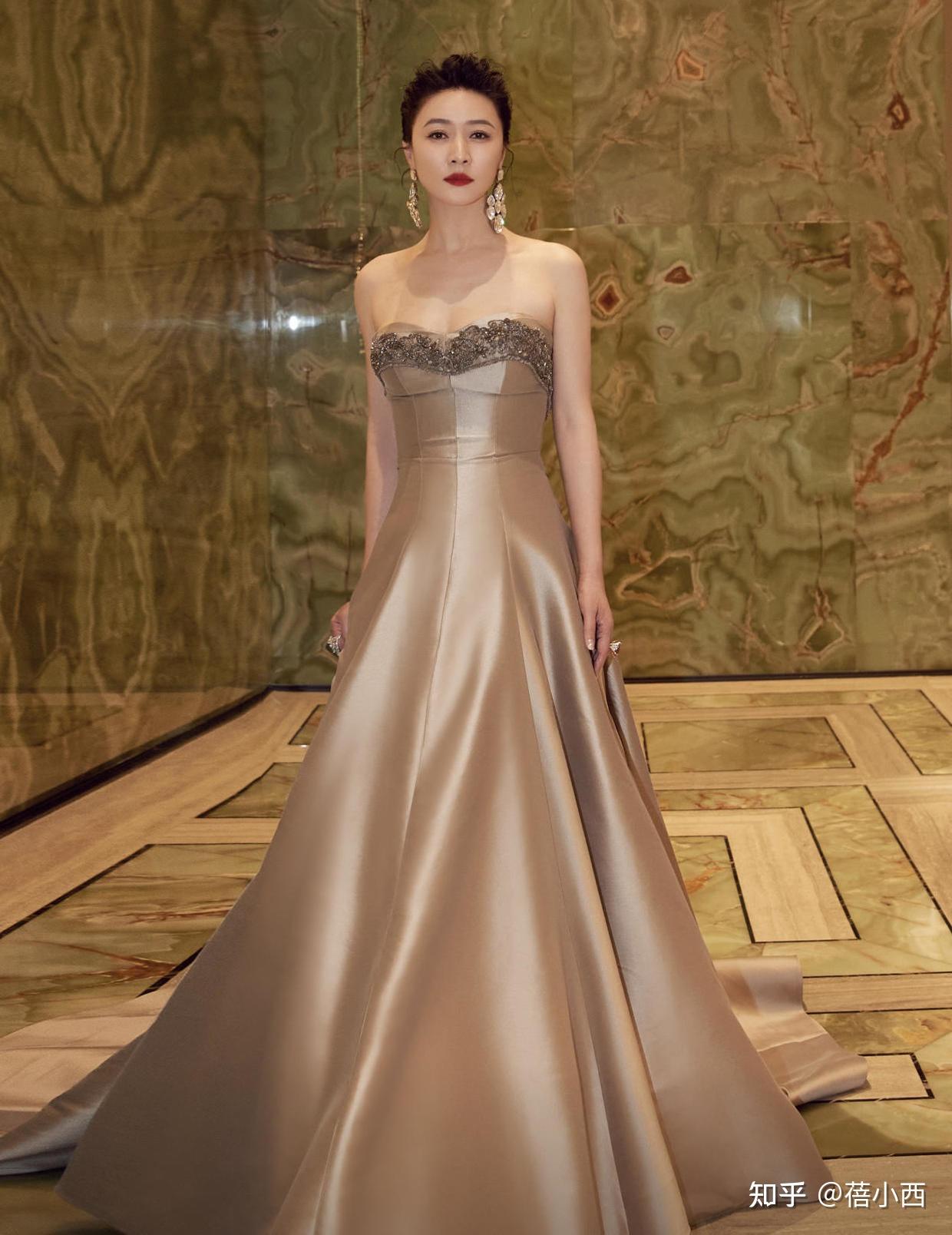 田海蓉穿搭从不手软,一袭雪纺连衣裙显身材,高级感很难被超越 - 知乎