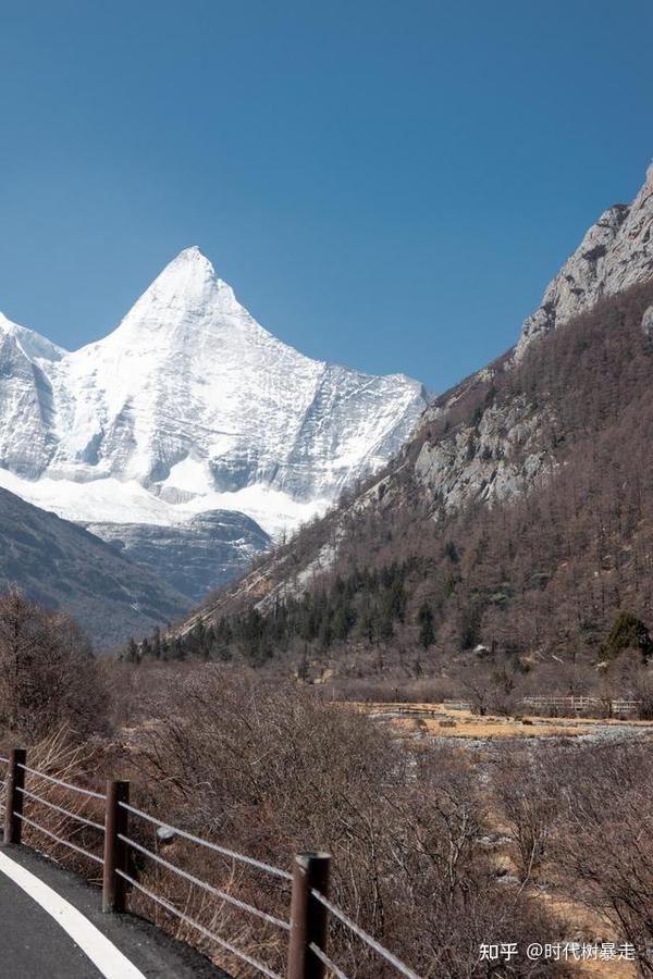 央迈勇雪山,景色壮美,竟然是文殊菩萨的化身 - 知乎