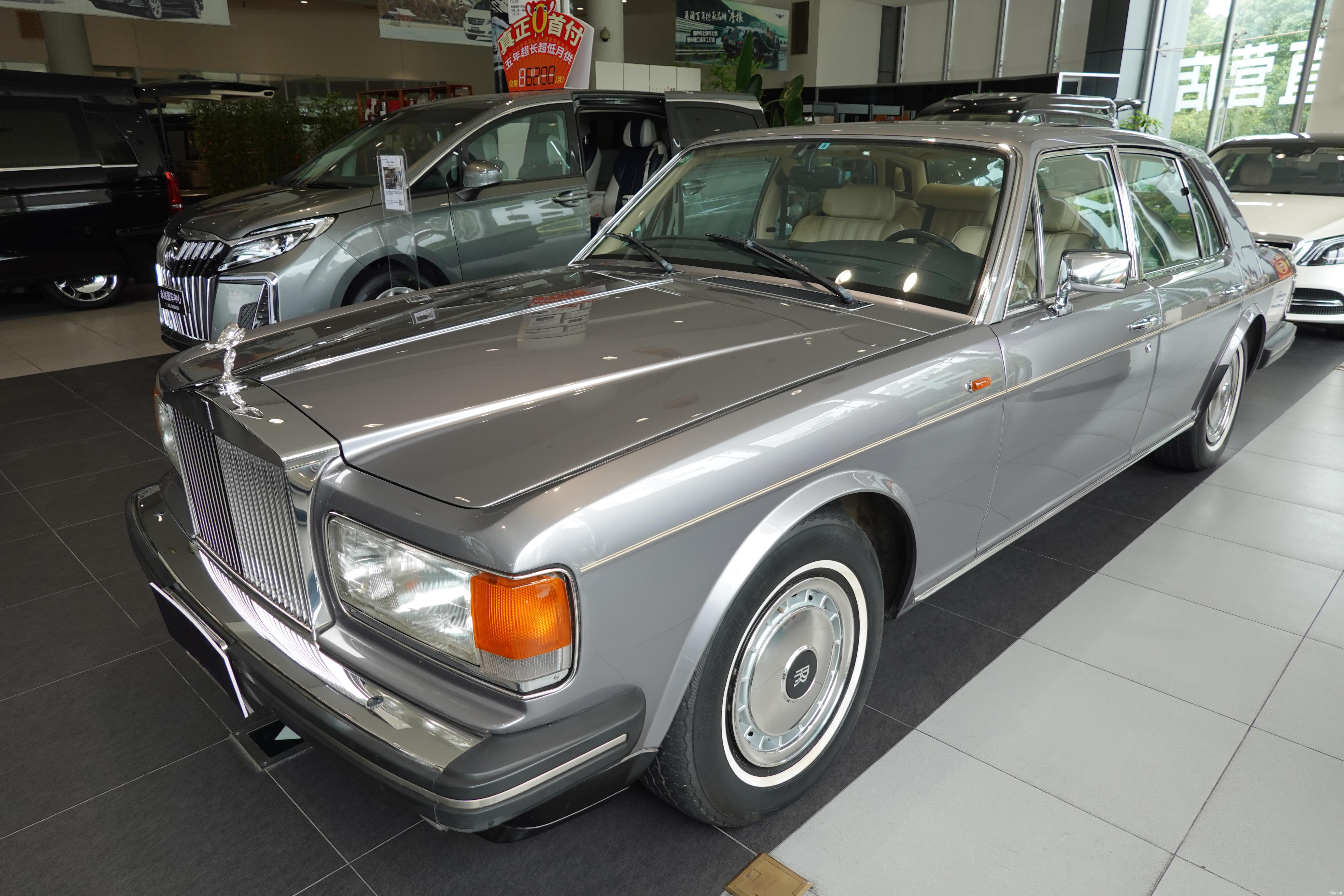 看到这辆劳斯莱斯silver spirit iii的我,就好像看到三星手机的王自如