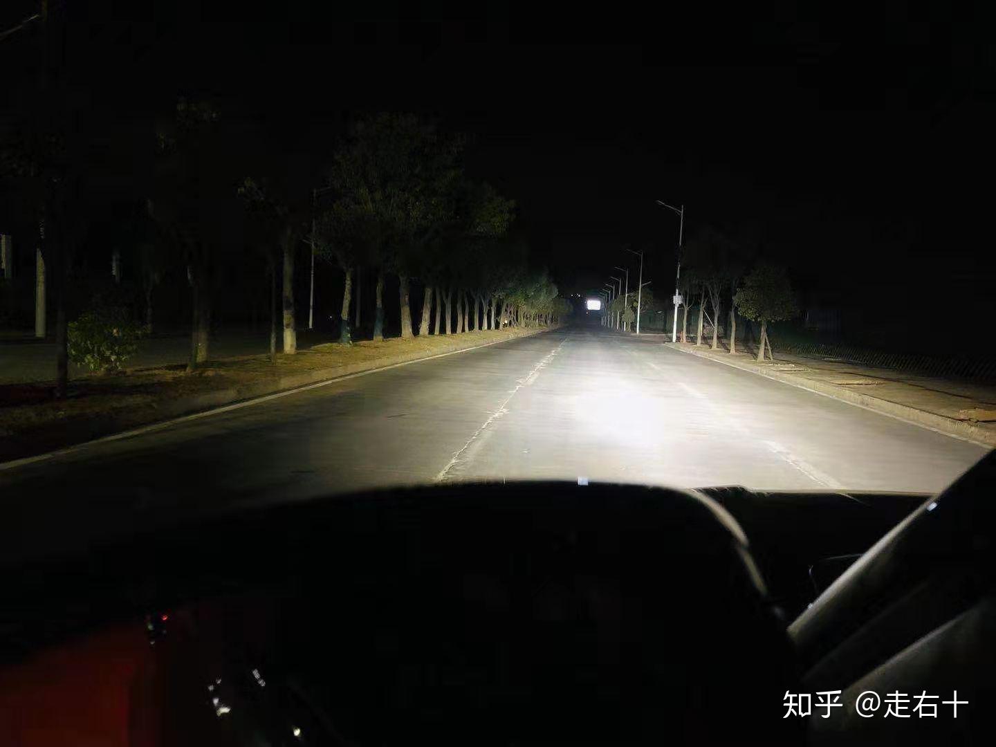 提高夜间行车安全好的汽车大灯必不可少