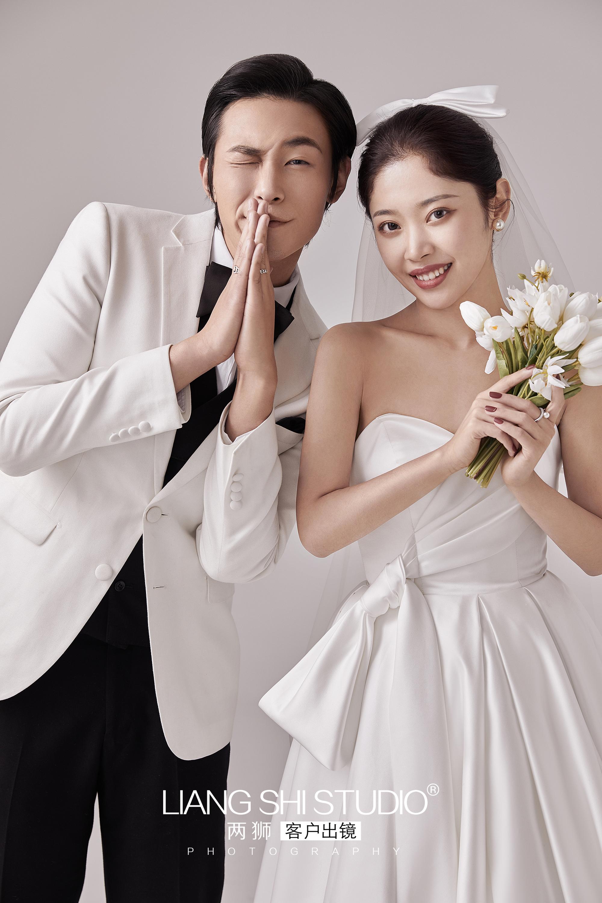 高级感十足的室内简约婚纱照