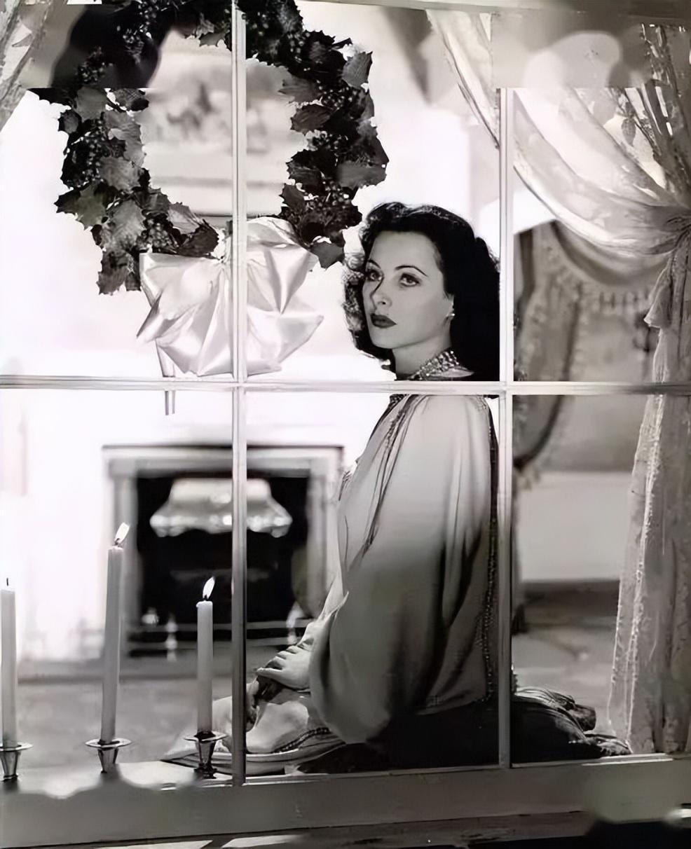 1937年,海蒂在巴黎认识了好莱坞大佬,米高梅公司的老板路易斯.