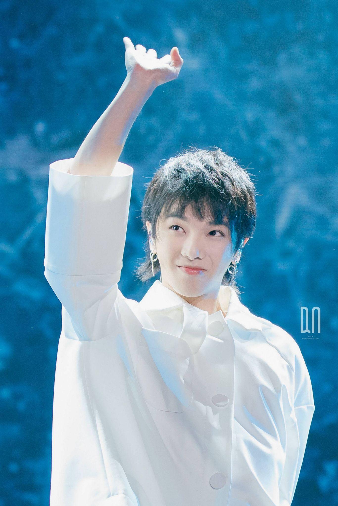 有哪些好看的华晨宇照片(无水印的)? - 知乎