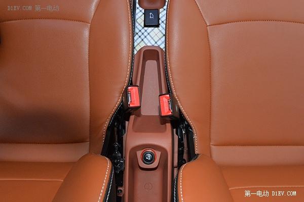 通过上图我们还能发现,知豆d2在车内的置物空间安排的也比较充裕.