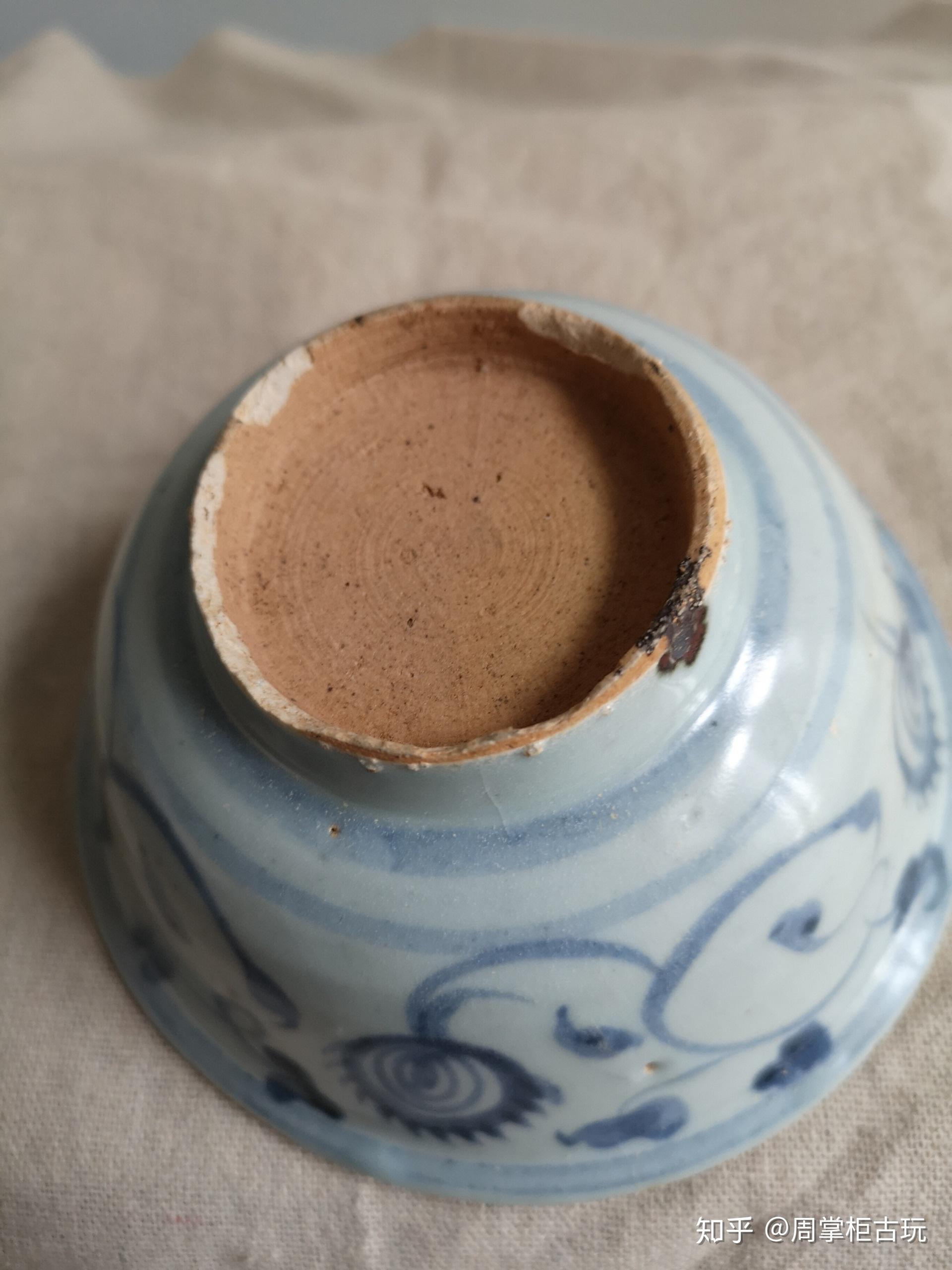 明宣德缠枝莲凤眼纹青花碗:造型规整,底足周正,胎质精密细腻,釉光温润