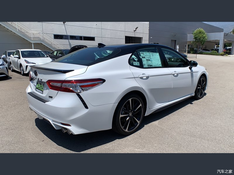 丰田凯美瑞白色车身黑色车顶真心帅气你喜欢吗