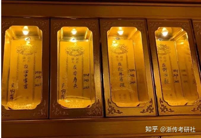 因其在五台山某寺庙当居士期间,供奉了侵华日军战犯牌位而引起国人的