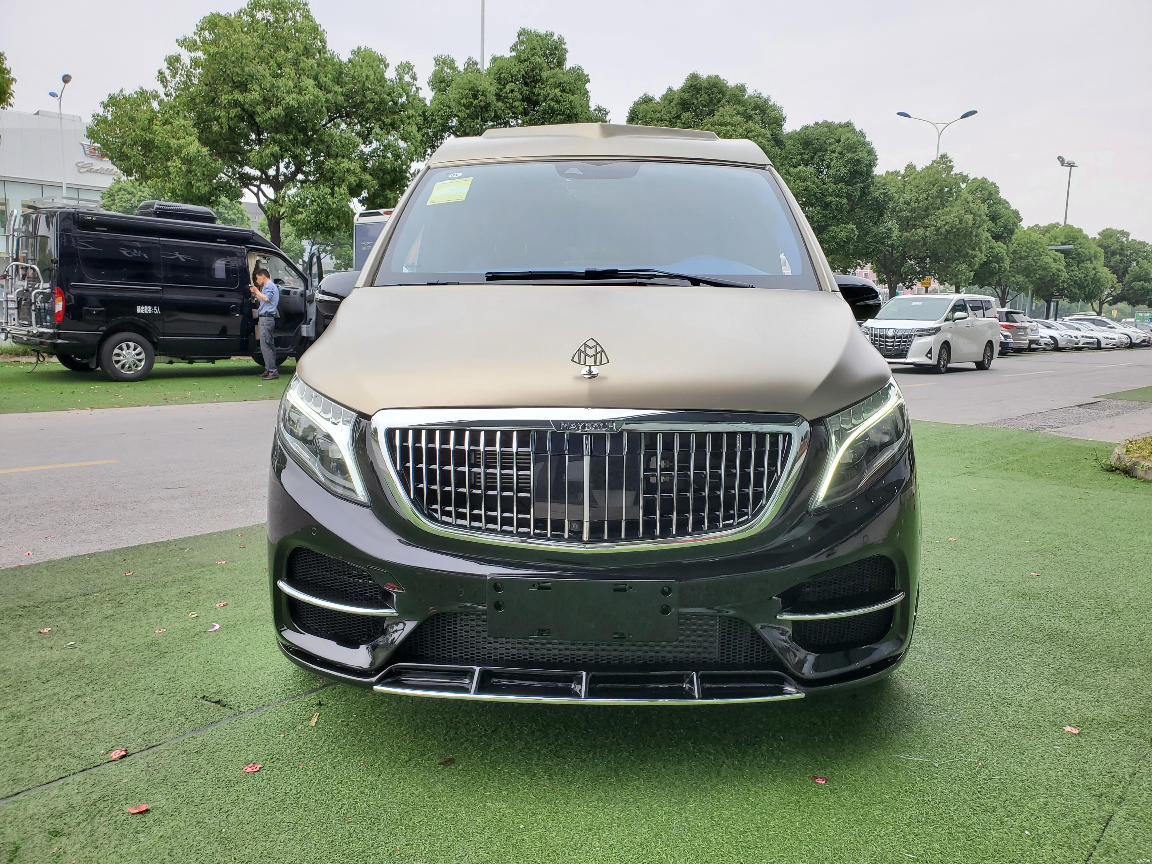 奔驰v260l双色限量迈巴赫版,内饰靓丽舒适