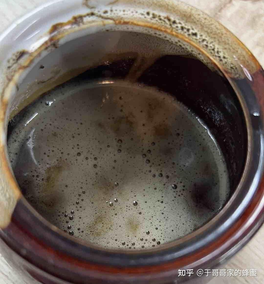 蜂蜜白沫的处理方法视频(蜂蜜白色泡沫不消失咋回事?)