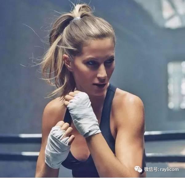 模特之神吉娘娘感觉练习拳击后变得更性感了,她在帮某运动品牌拍摄的
