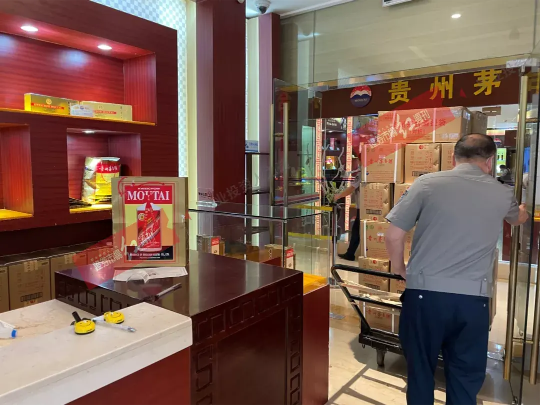 黄牛2万收6666元茅台纪念酒礼盒住一晚茅台大酒店赚1500元
