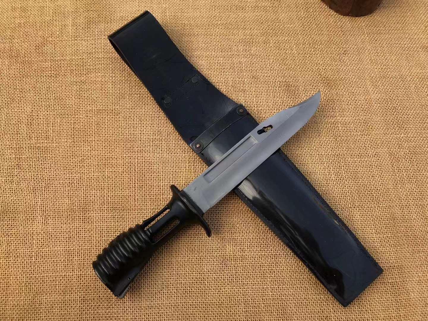 为了不影响射击,刺刀采用了偏置式刀身,是现代刺刀中绝对另类的存 !!