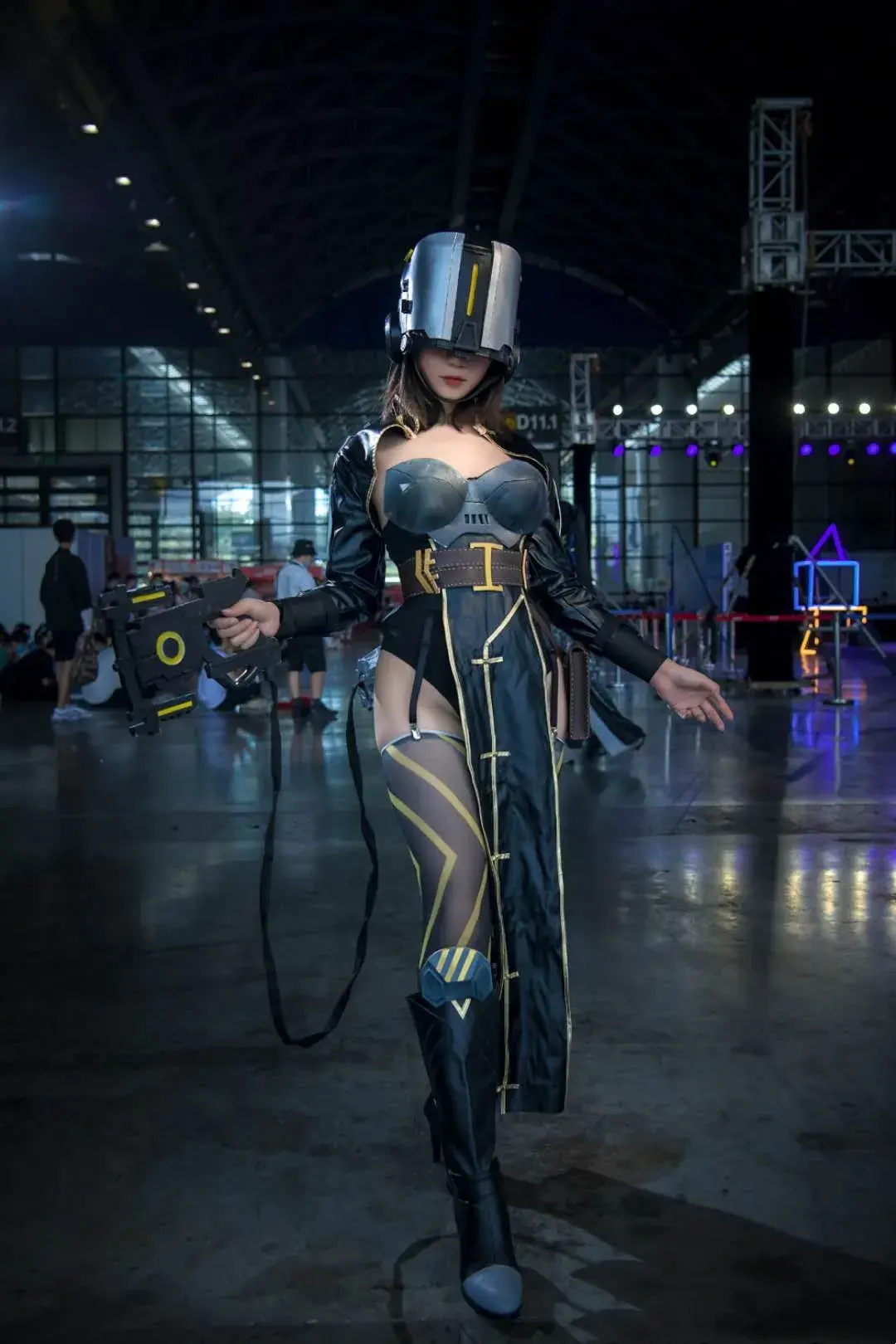 有人有荷光者的壁纸吗我太馋她身子了