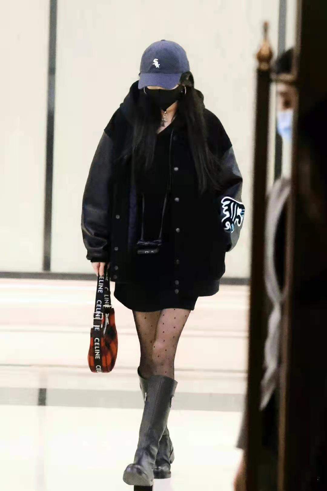 杨幂黑色拼接外套配黑丝高筒靴性感十足的教科书级保暖穿搭