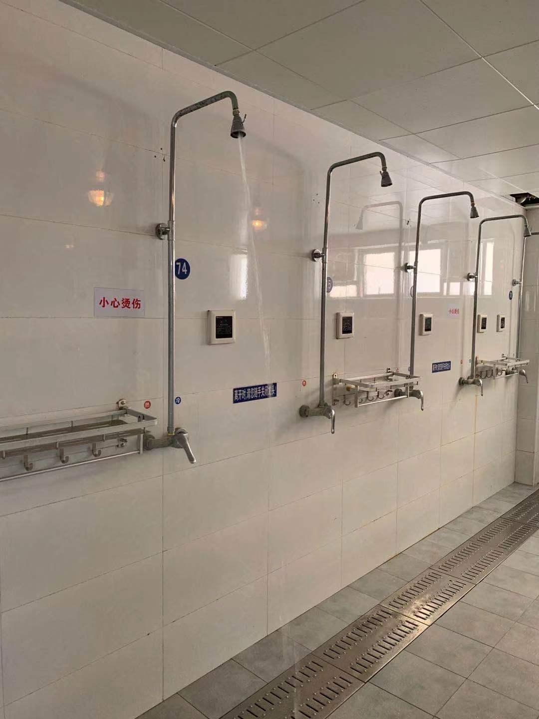 日本公共澡堂疫情下仍开放 顾客泡澡练瑜伽